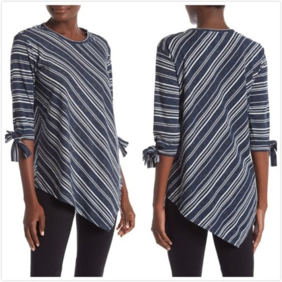 Two by Vince Camuto Asymmetric Hem Top - Picture 2 of 7